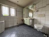 Teilansicht vom Badezimmer im Obergeschoss.jpeg - 