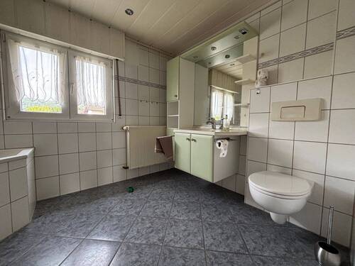 Teilansicht vom Badezimmer im Obergeschoss.jpeg - 
