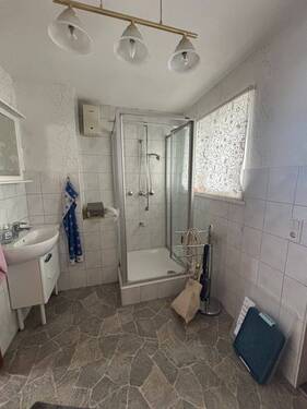 Teilansicht vom Badezimmer im Erdgeschoss.jpeg - 
