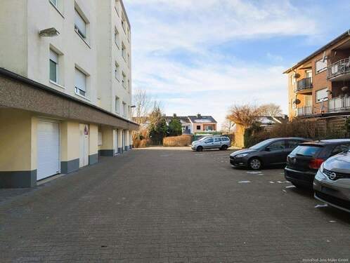 Mehrfamilienhausumfeld mit ordentlicher Außenanlag - 