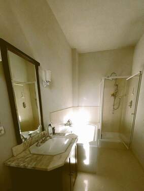 Bad mit Wanne und Dusche - 3 Zimmer Etagenwohnung in Schoeneck