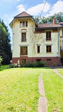 Haus umgeben von einem Garten - 