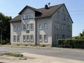 Straßenfront - komfortable Wohnung mit Gartennutzung