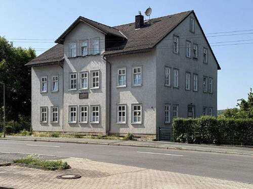 Straßenfront - komfortable Wohnung mit Gartennutzung
