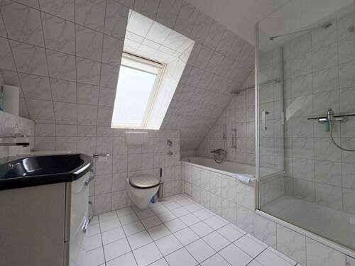 Badezimmer mit Dusche und Badewanne - 