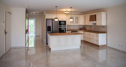 Wohnzimmer mit Balkon und offener Küche - 