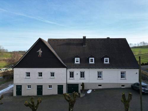 Seitenansicht Wohnhaus
- Einfamilienhaus mit 448,00 m&sup2; in Olpe zum Kaufen