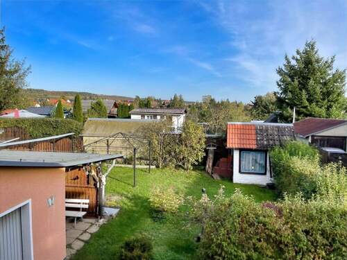 Blick vom Balkon in den Garten - 