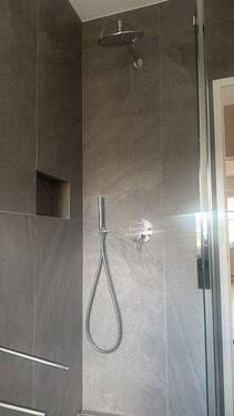 Dusche im Badezimmer - 