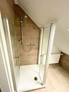 Badezimmer - ebenerdige Dusche - Etagenwohnung mit 70,00 m&sup2; in Goldbach zur Miete