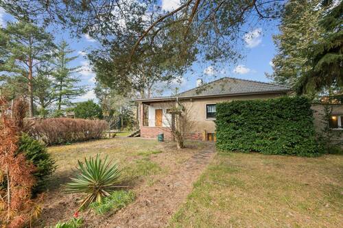 Hausansicht mit Garten - 30er-Jahre-Haus mit Charme und Potenzial in Berlin-Mahlsdorf