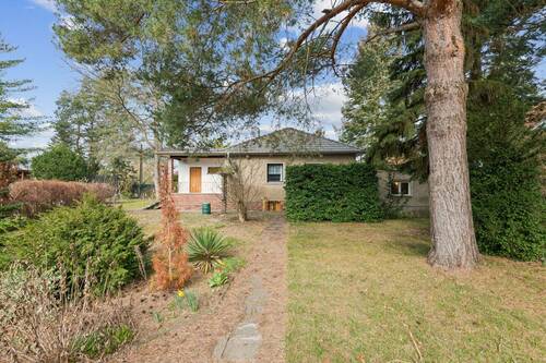 Hausansicht mit Garten - 