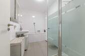 Dusche und Badewanne - 