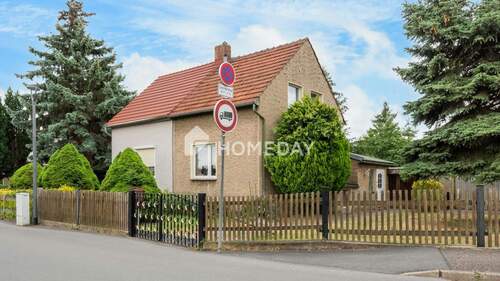 Außenansicht 1 - Doppelhaushälfte mit drei Zimmern auf großzügigem 949 m² Grundstück - leerstehend und bezugsfrei