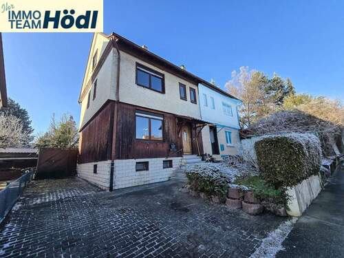 Frontansicht - Renovierungsbedürftige Doppelhaushälfte mit Charme, Gewölbekeller und Garten