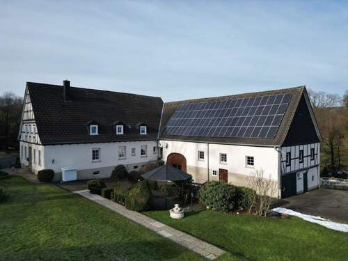 Außenansicht vom Wohnhaus 
- 1 Zimmer Mehrfamilienhaus, Wohnhaus zum Kaufen in Olpe