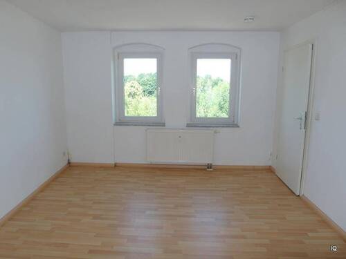 Zimmer 1 (Zugang über Küche) - Gemütliche Dachwohnung mit Laminatboden, Essküche & Badewanne