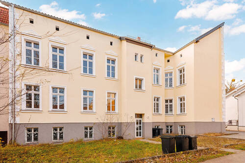 Neue Außenfassade (Rückseite) - 7 Zimmer Mehrfamilienhaus, Wohnhaus zum Kaufen in Schwedt