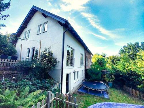 Rückansicht/Seitliche Ansicht/Hanglage - 4 Zimmer Doppelhaushälfte zum Kaufen in Overath