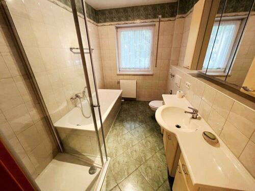 Tageslichtbad mit Dusche und Badewanne - 