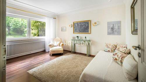 1. OG Schlafzimmer 1 - 