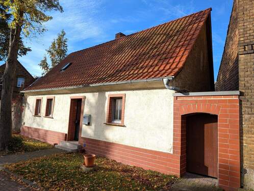 Straßenseite - Ruhige Lage in Zscherndorf - 72.000,00&nbsp;EUR Kaufpreis, ca.&nbsp; 95,20&nbsp;m&sup2;&nbsp;Wohnfl&auml;che