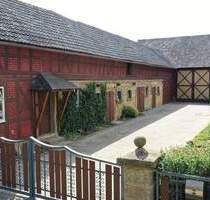 TRAUMHAFTER MÄRCHEN DREISEITENHOF + WOHNHAUS + WOHNUNG (18 PFERDEBOXEN MÖGLICH) oder BAUTRÄGEROBJEKT FÜR WOHNUNGSBAU oder GASTRO FACHWERK REITERHOF - Itzgrund Gleußen