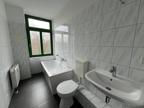 Bad mit Wanne.jpg - Etagenwohnung mit 50,00 m&sup2; in Chemnitz zur Miete