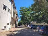 Außenansicht mit Parkplatz Richtung Osten.jpg - 