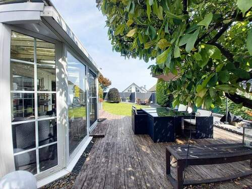 Sitzecke unter dem Magnolienbaum - 