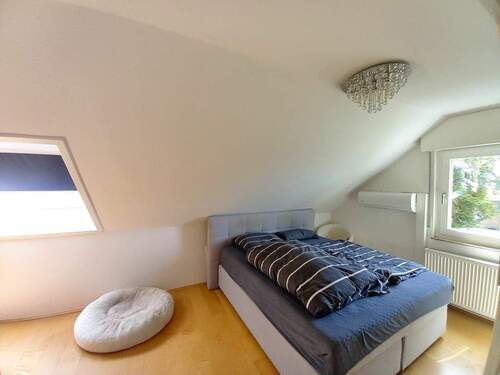 Schlafzimmer 1.OG mit Klimaanlage - 