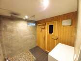 Familiensauna mit ebenerdiger Dusche - 