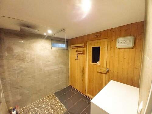 Familiensauna mit ebenerdiger Dusche - 