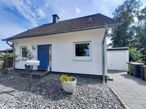Vorderaufnahme Haus mit Vorgarten und Garage - 3 Zimmer Einfamilienhaus zum Kaufen in Overath