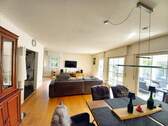Wohn- und Esszimmer mit angrenzendem Wintergarten - 