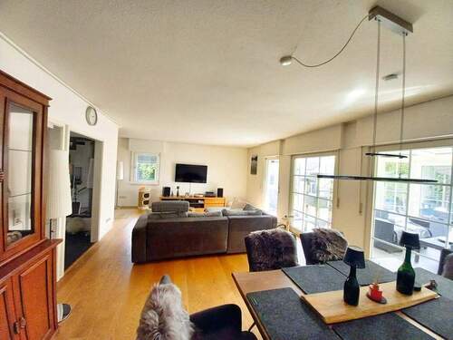 Wohn- und Esszimmer mit angrenzendem Wintergarten - 