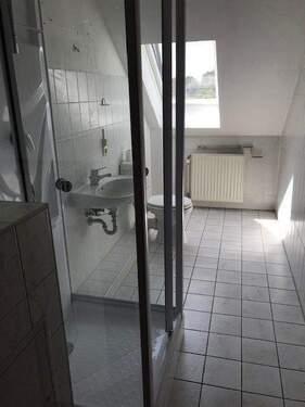 Badezimmer mit Dusche + Fenster - Etagenwohnung mit 81,00 m² in Goldbeck zur Miete