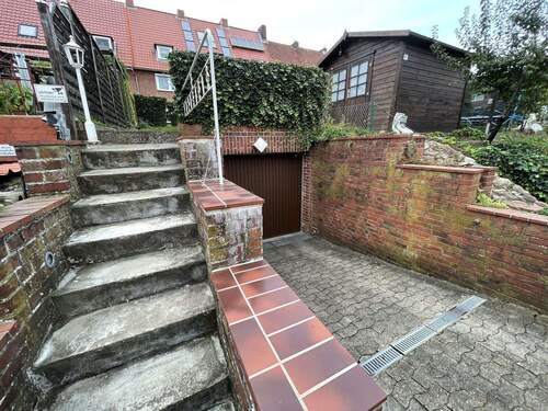 Garage mit Zugang zum Garten - 