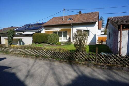 Außenansicht - Freistehendes Einfamilienhaus mit schönem Garten und Garage in Ortsrandlage