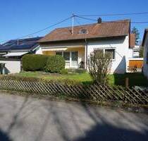 Freistehendes Einfamilienhaus mit schönem Garten und Garage in Ortsrandlage - Wannweil