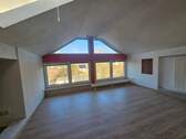 Wohnzimmer - 2-Raum-Wohnung mit Einbauküche in Seenähe