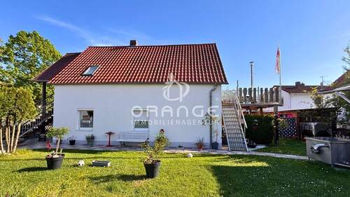 Straßenansicht - *** ZWEIFAMILIENHAUS MIT GARTEN, GARAGE & 3 CARPORT-STELLPLÄTZEN - JETZT CLEVER INVESTIEREN! ***