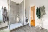 Badezimmer mit Dusche im OG - 