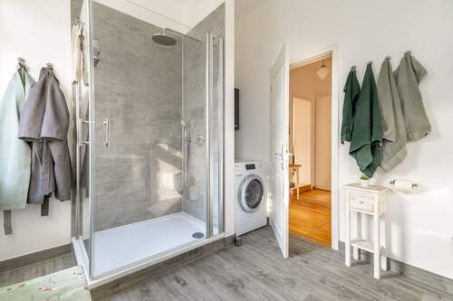 Badezimmer mit Dusche im OG - 