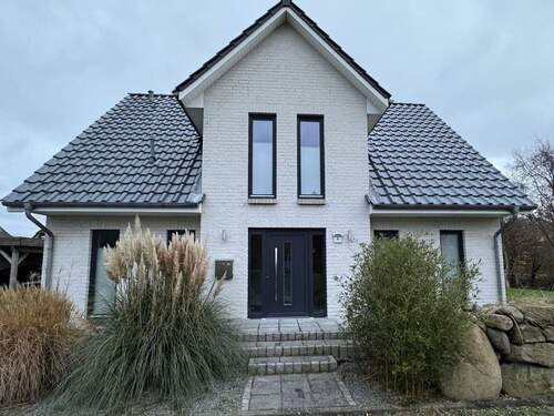 Bild 1 - Charmantes Einfamilienhaus mit Einliegerwohnung, Fußbodenheizung und großem Garten