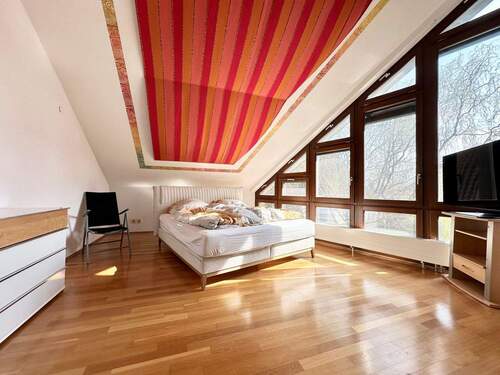 großes Schlafzimmer mit Ankleide und Galerie - 