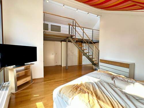 großes Schlafzimmer mit Ankleide und Galerie - 