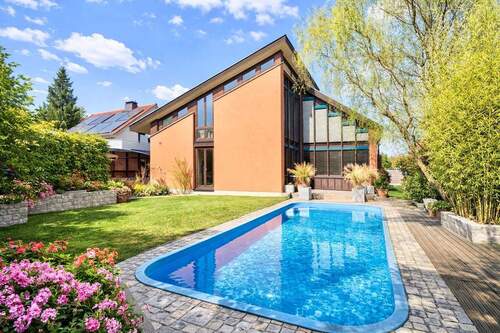 Hausansicht mit Pool - * helles Architektenhaus in ruhiger und grüner Bestlage von Dresden-Zschieren *