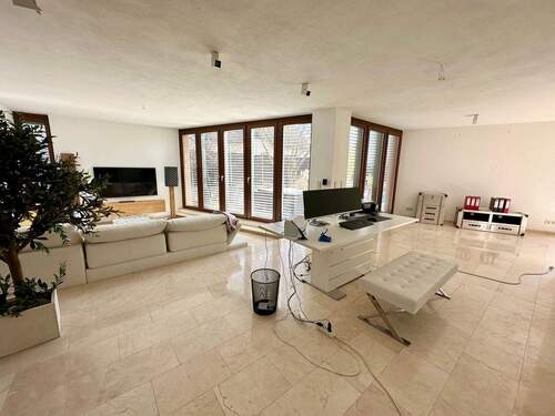 großes und sehr helles Wohnzimmer - 