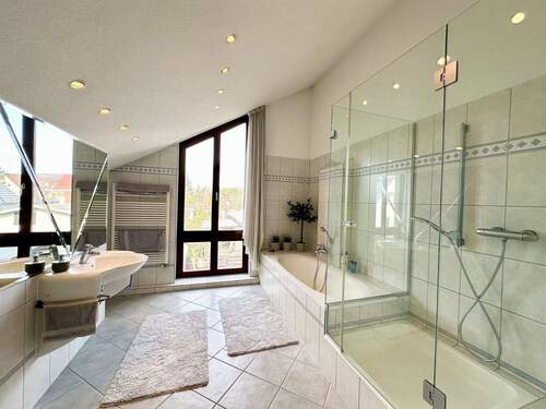 großes Bad im Obergeschoss - 